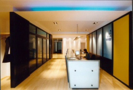 Komination aus Arbeitsplatzbeleuchtung �ber dem Tresen und dekorativem Raumlicht mit in der Decke eingelassenen Leuchten