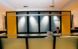 Klare Formsprache durch die dezente Pendelleuchte �ber dem Tresen