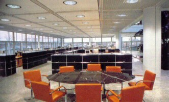 Direkte Beleuchtung durch in die Decken eingelassene Leuchten