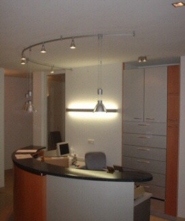 Arbeitsplatzbeleuchtung mittels der Wandleuchte, dekorative Beleuchtung mit einem Schienensystem im Thekenverlauf